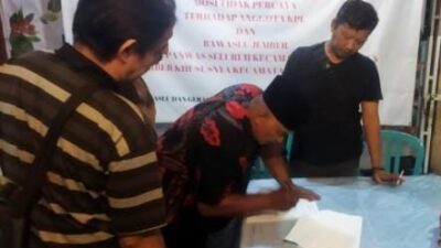 Sejumlah Aktivis Membubuhkan Tanda Tangan Pemecatan Penyelenggara Pemilu di Jember