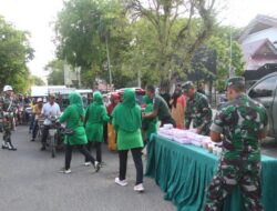 Kolaborasi Antara Prajurit dan Persit Kodim 0104/Aceh Timur Bagi-Bagi Takjil Kepada Pengguna Jalan