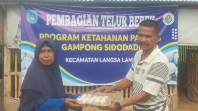 Ketua Kelompok Bagikan Telur Bebek Kepada Warga Gp. Sidodadi