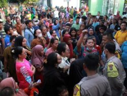 Ratusan Massa Masyarakat Kecamatan Pantai Labu Lakukan Aksi Unjuk Rasa di Depan Kantor Camat Pantai Labu