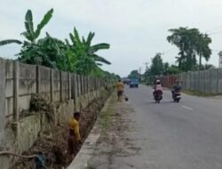 Dinas Sumber Daya Air, Bina Marga, dan Bina Konstruksi (SDABMBK) Kabupaten Deli Serdang Mengambil Langkah Sigap Dengan Membersihkan Drainase Yang Tersumbat Untuk Antisipasi Rawan Banjir.