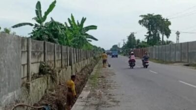 Dinas Sumber Daya Air, Bina Marga, dan Bina Konstruksi (SDABMBK) Kabupaten Deli Serdang Mengambil Langkah Sigap Dengan Membersihkan Drainase Yang Tersumbat Untuk Antisipasi Rawan Banjir.